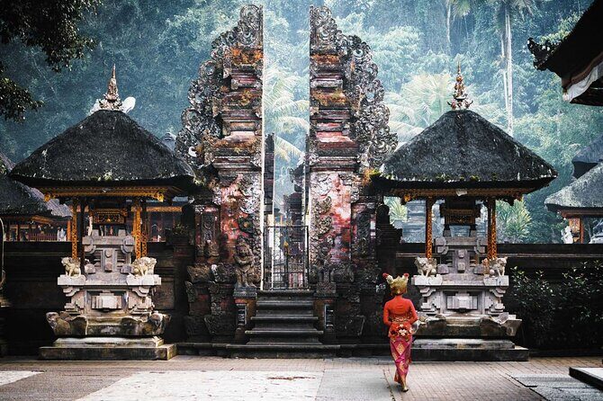 Bali Private Car Hire with English-Speaking Driver - Sacred Monkey Forest Sanctuary: gray macaques and temple atmosphere