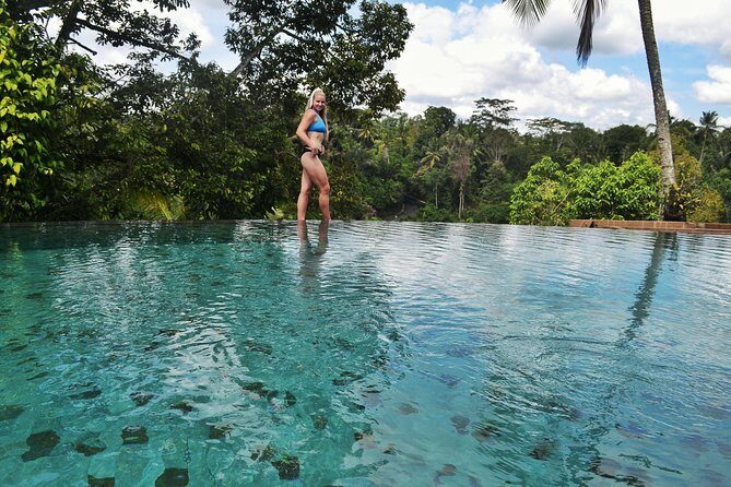 Ubud Monkey Forest Sanctuary Tours and Cretya - The drive: private air-conditioned transport plus Wi‑Fi on board